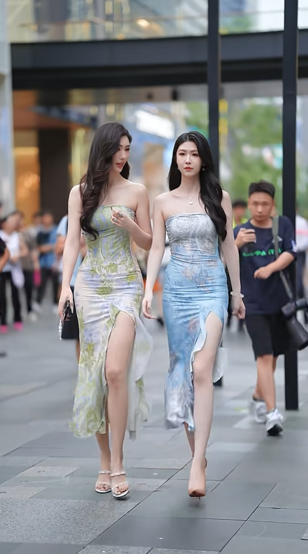 看腰线，蓝色裙子生过娃