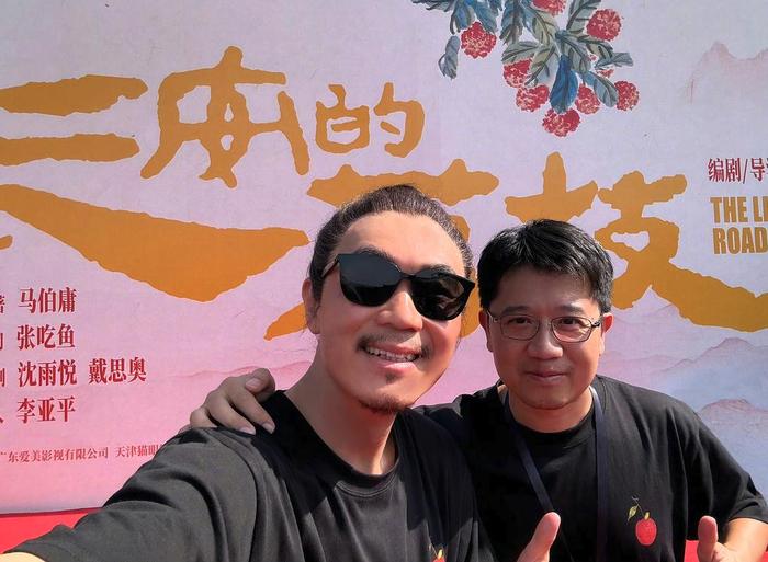 左边戴墨镜扎小辫留胡子的是大鹏，右边这位是畅销书作家马伯庸，也是电影《长安的荔枝