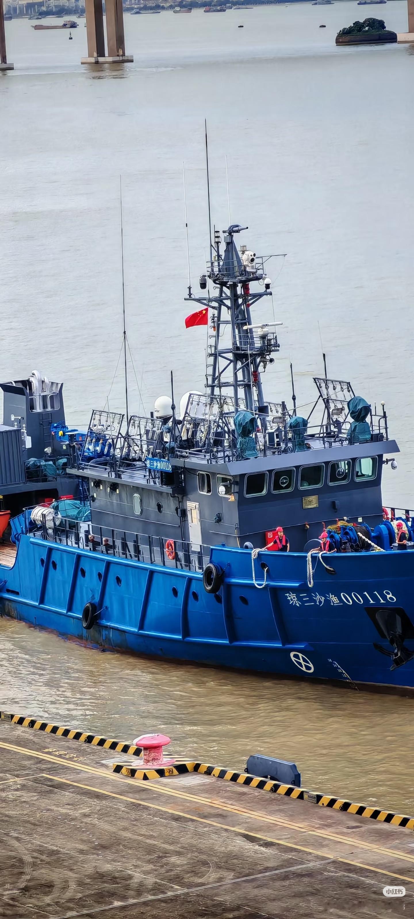 活跃在南海维权斗争一线的“琼三沙渔”大型渔船，主桅顶有光电头和水炮[威武