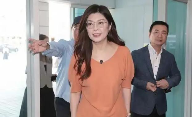 国民党终于换“打法”了。过去，民进党喊“抗中保台”，蓝营（马、朱、侯）就吓得赶紧