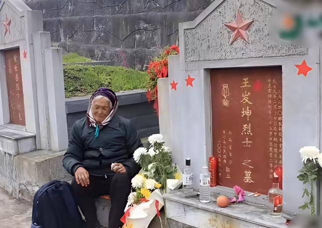 心酸，1979年，一名丈夫牺牲在老山前线，妻子拒绝改嫁，40年来抚养三个孩子替夫