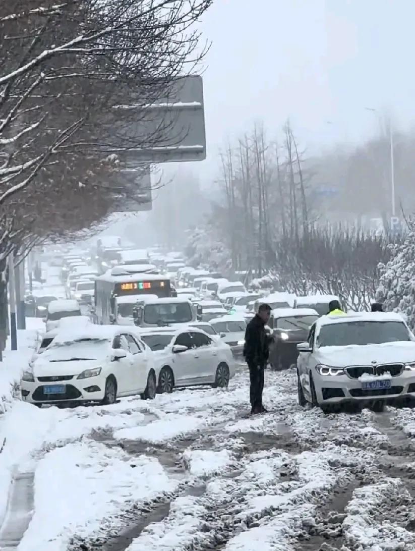 济南暴雪突袭，部分路段堵塞严重，中小学紧急停课3月3日，济南突遭暴雪袭击，雪