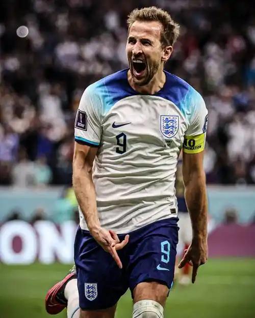 随着多特1比2失利，拜仁提前锁定联赛冠军。那么引出一个话题、哈里凯恩今年能不能冲