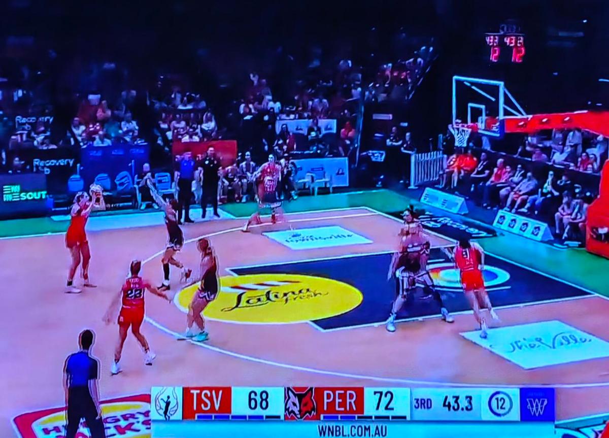 她正在用最安静的方式，摧毁澳洲联赛的傲慢。韩旭在WNBL的第四场，面对卫冕冠军