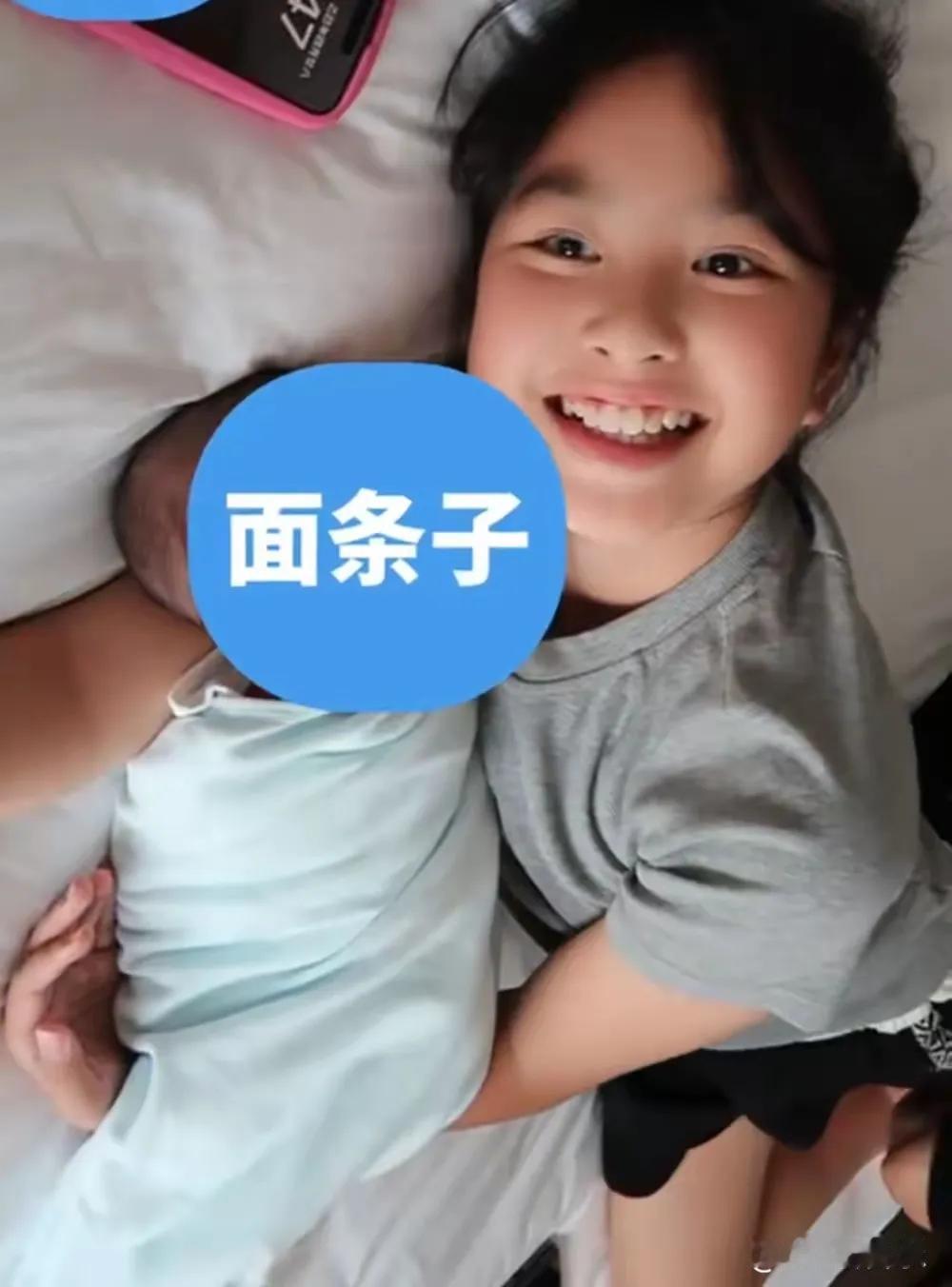 近日，包贝尔一家为二胎儿子举办满月宴，现场布置温馨，亲朋好友齐聚。包文婧产后状态