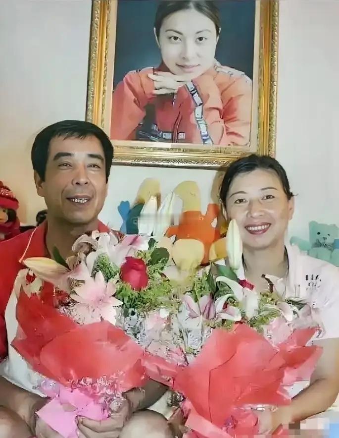 郭晶晶举行婚礼的时候，他的父母拒绝了霍家的好意，并没有乘坐他们派的飞机，而是自己