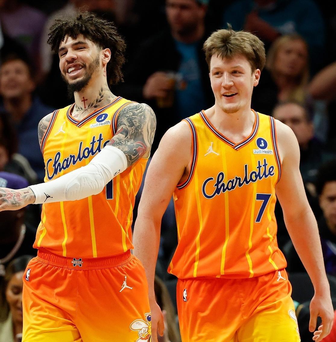 这行为相当不敞亮！三球最后5场比赛，狂扔了73次三分球，就是为了和队友克尼佩