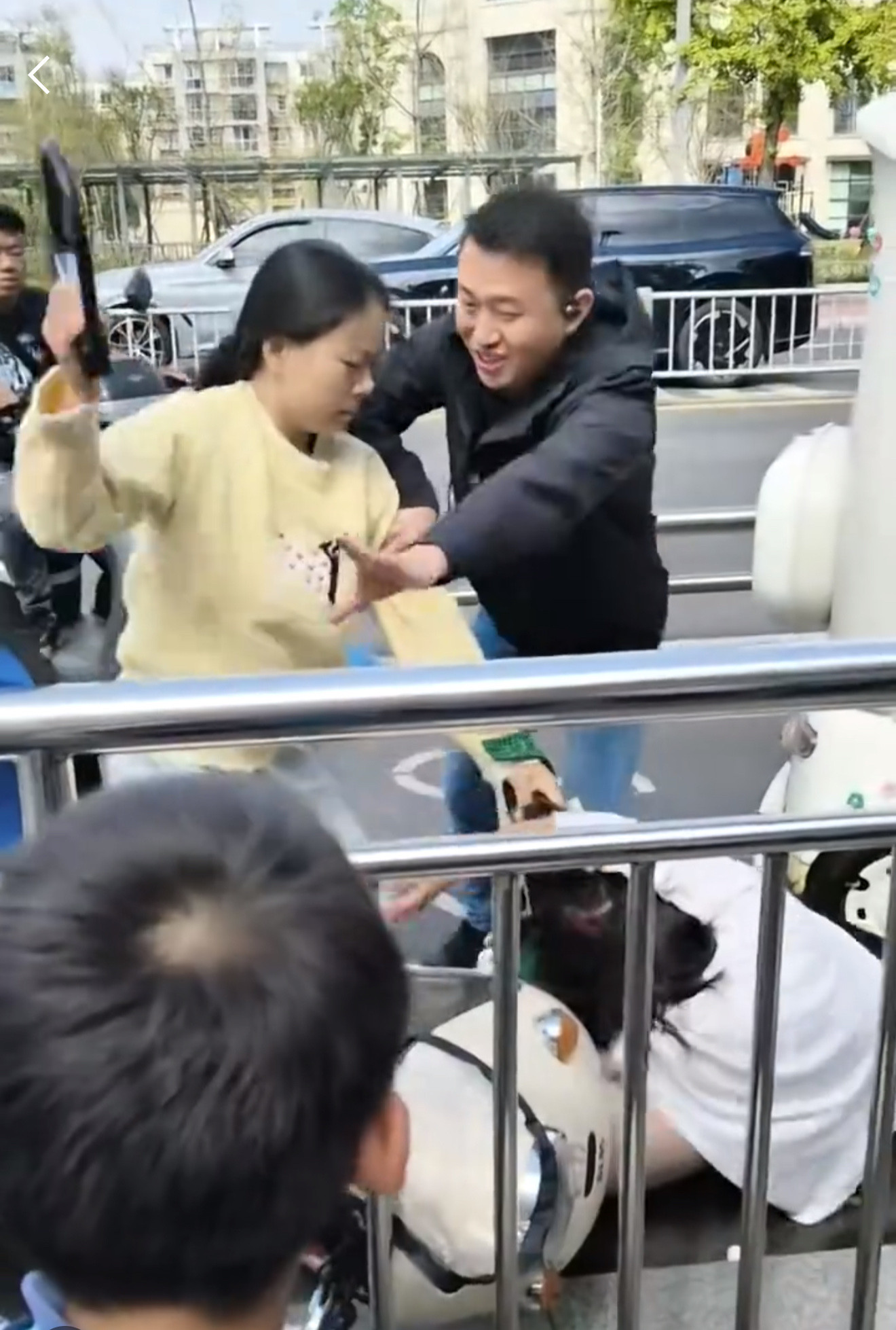 一女子手持U型锁，猛砸另一女子后脑勺，当着众多孩子的面…事发成都，32岁的曹某某，与31岁的向某因电
