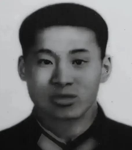1979年，新兵吴建国身中八枪倒在血泊之中，越军军官过来捡他的冲锋枪时，指尖刚触