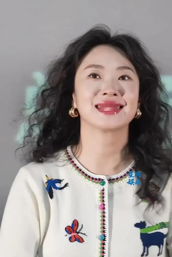 点烟镜头爆红后，王佳佳转身撕掉“大嫂”标签。《北漂白》里她一个点烟动作，让配角