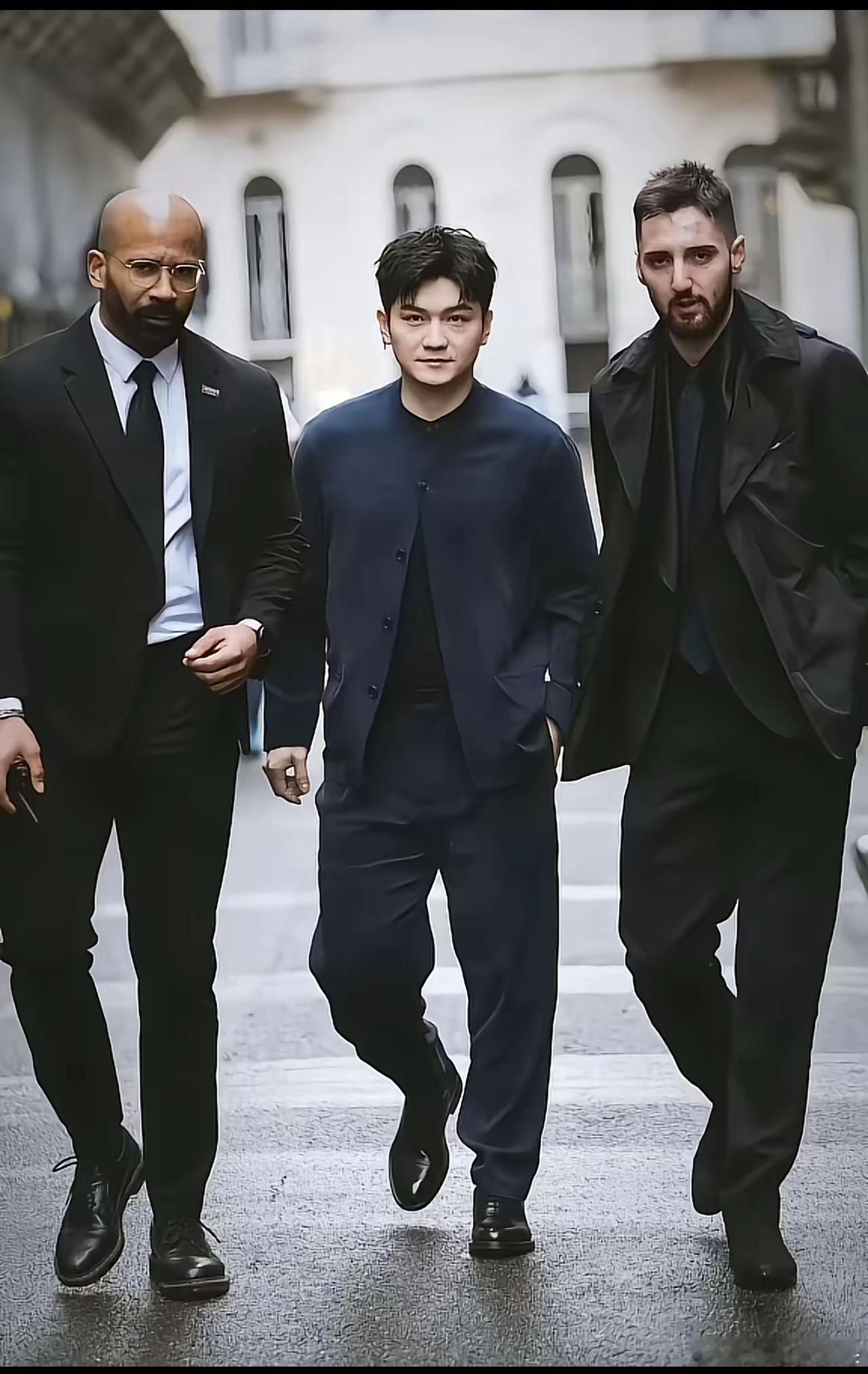樊振东又创造了一项全球第一全球第一个“自己代言自己”的狠人。​全球现役运动员里，