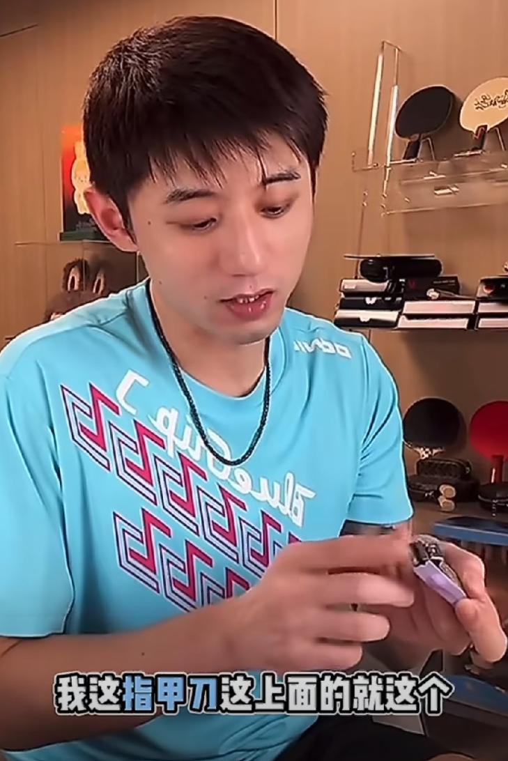 笑不活了！景甜这事一出，网友翻出张继科早年直播录像。他对着镜头磨指甲，可劲儿夸那