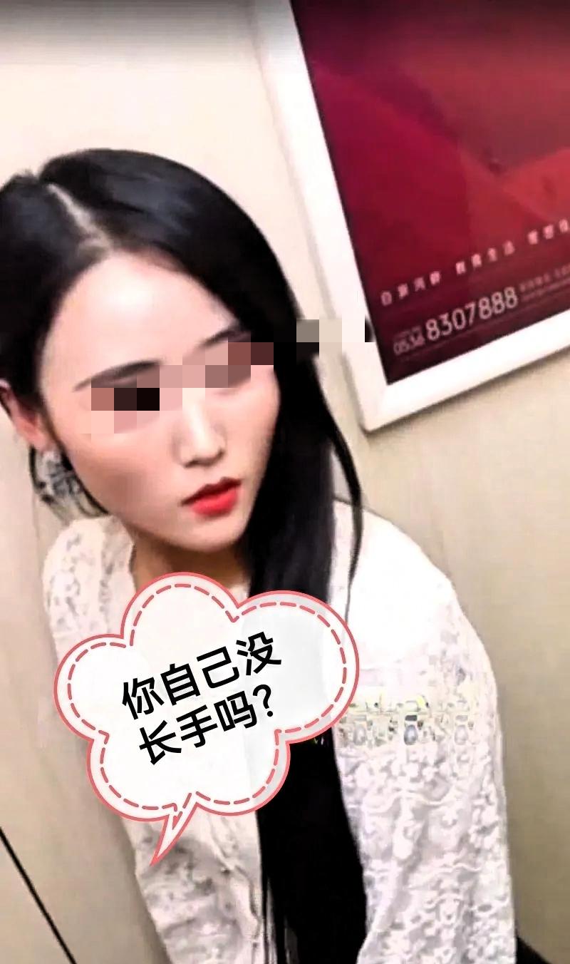 小伙坐电梯双手抱着东西，刚好他旁边有个女子按了25楼，小伙说：“靓女，我手拿着东