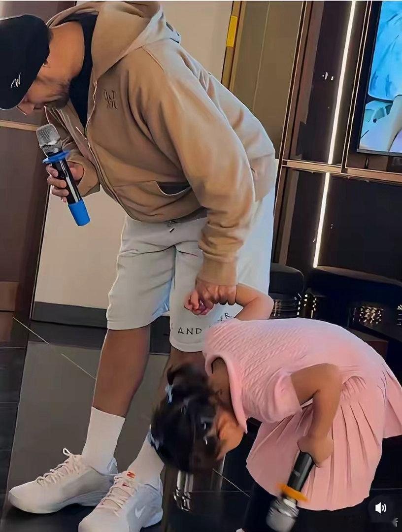 周杰伦罕见发文小女儿，图上俩人在唱卡拉ok，周杰伦胡子拉碴、现在身材发福了，小女儿长得跟妈妈昆凌一样