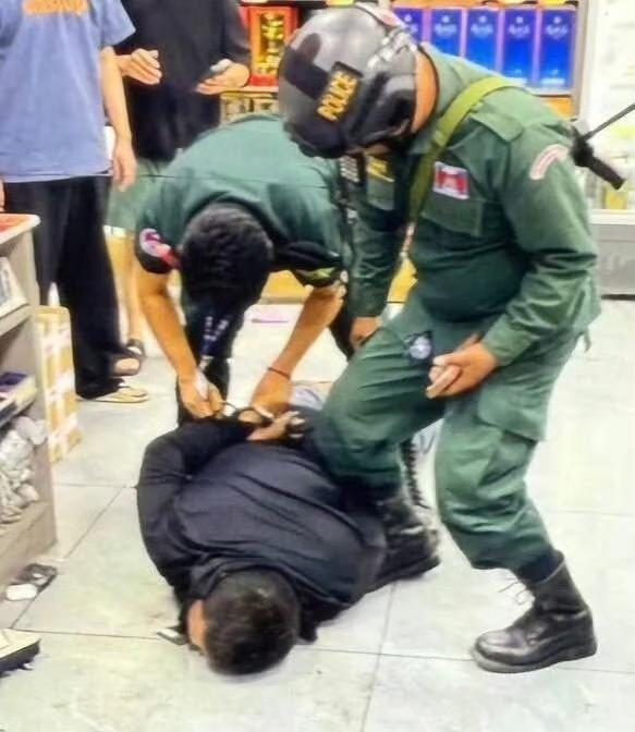 事发今天凌晨2点左右，这名中国男子进入金边棉芷区60米路上的一家中国超市后，跟女