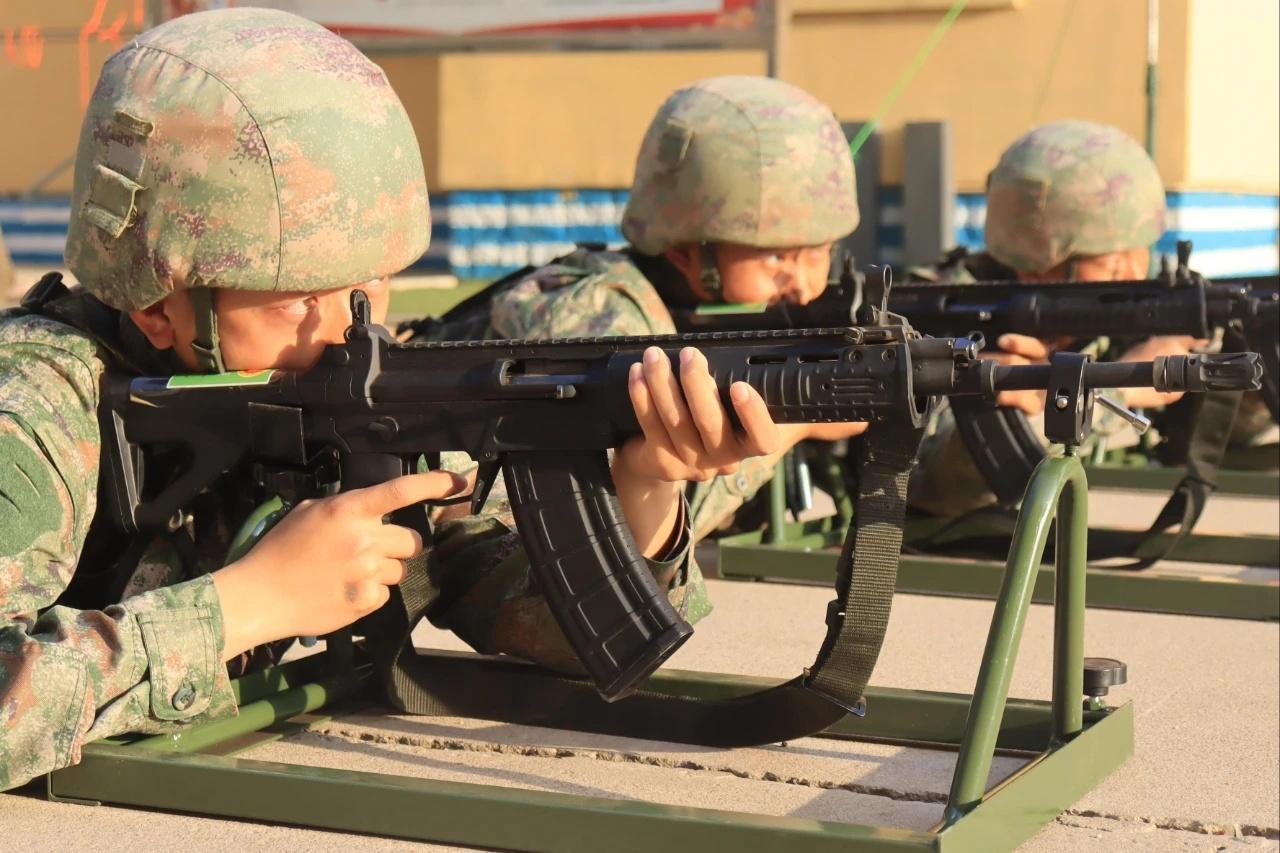 北部战区海军某基地春季入伍新兵首次实弹射击，个人首见新兵打靶戴降噪耳机（北海舰队