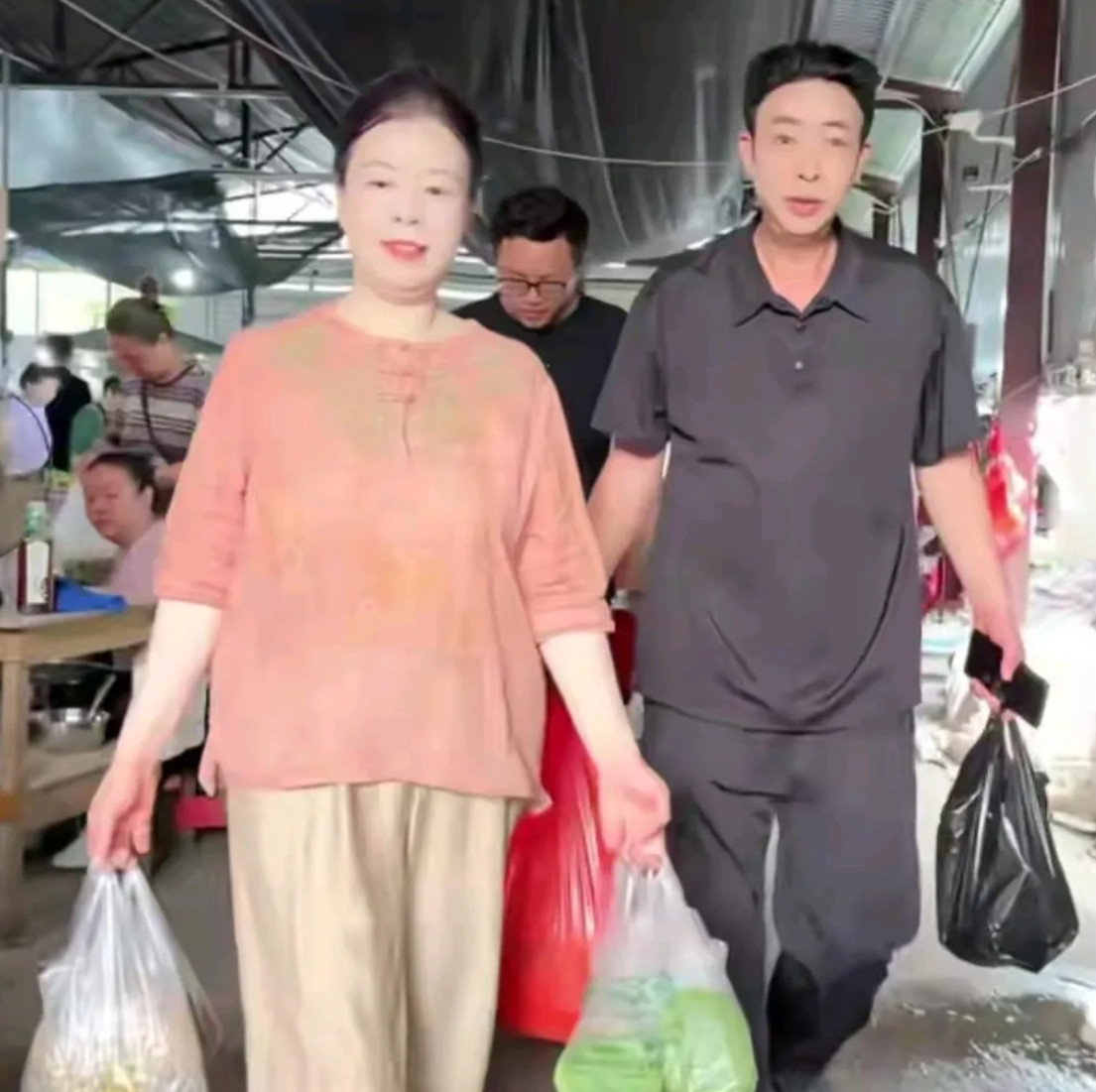 二八案可能全剧终了！许敏更新视频，和老姚一起去菜市场买菜回家做饭，生活看起来简