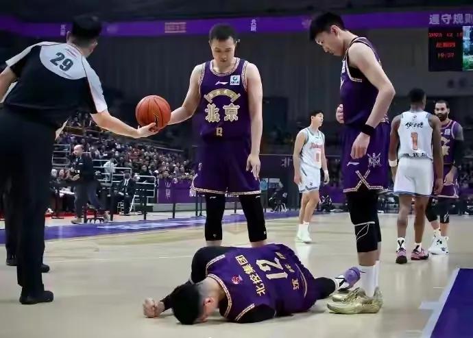 山东高速又碰北京北控，第一轮北控两大优势少了一个，高速有机会赢球。CBA首轮就