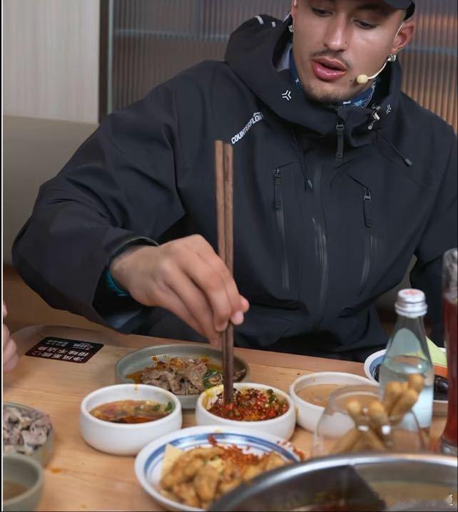 第一次见外国人把蘸料吃光盘没想到库兹马对火锅蘸料爱得深沉，全吃光光咯。中国美食