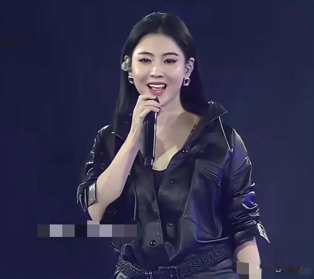 四十六岁的张柏芝开演唱会，大家看了好像比以前胖了。脸上也有肉了。好像变化挺大，