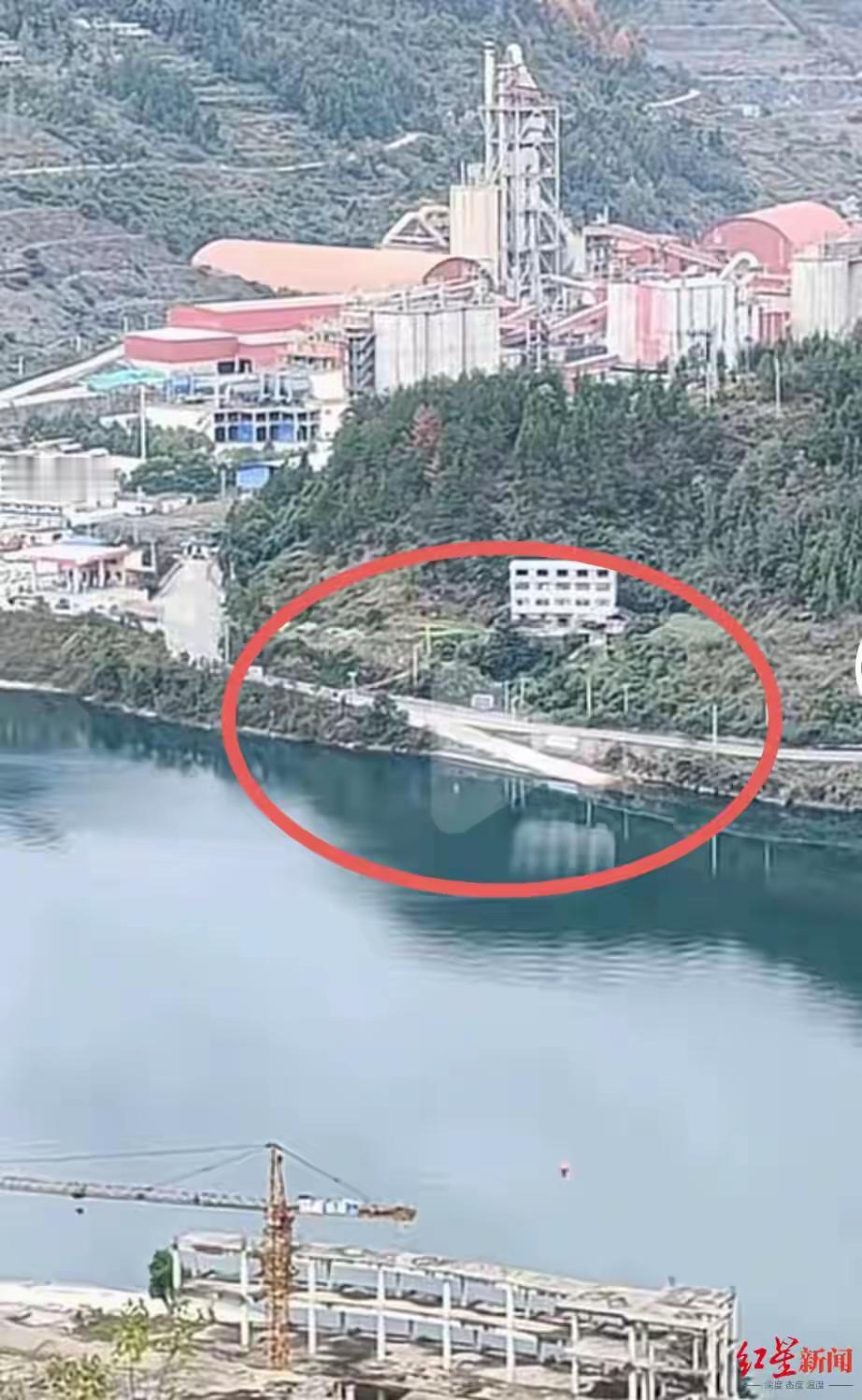 痛心！贵州一小汽车落水，车上5人除司机外全部遇难，落水者为堂兄弟，据附近商户反映