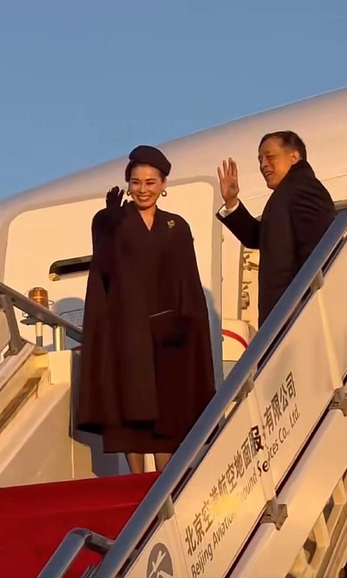 玛哈国王乘机离开北京，苏提达王后在飞机门口面带微笑并挥手告别！11月17日，苏