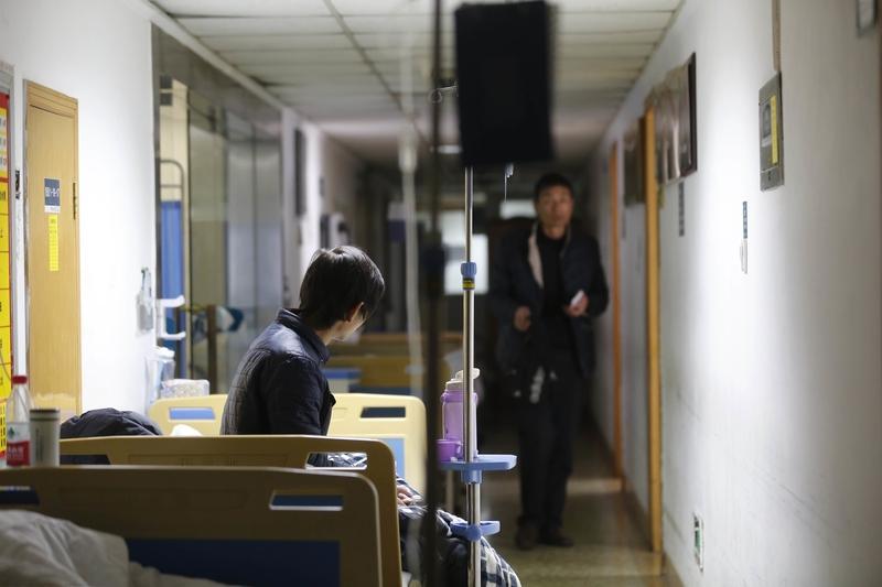 蹲坑蹲出20厘米肠子，这可不是开玩笑！22岁的小吴蹲坑40分钟刷短视频，猛一站起