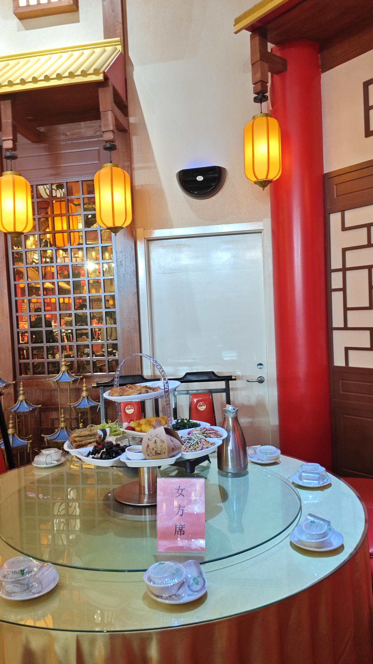 昨天大姑姐的小女儿出嫁，大女儿28岁还不想结婚，大姑姐也管不了，小女儿是自由恋爱