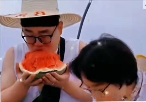 韩国人来到中国，到了一处，中国瓜农们请他们吃西瓜，这一下子把韩国人惊呆了，他们说