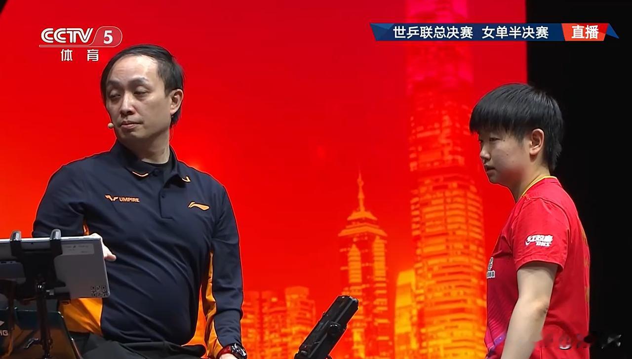 揪心！莎莎退赛了！莎莎太累了！后续的混双决赛还能上场吗？莎莎在坚持，可惜脚踝