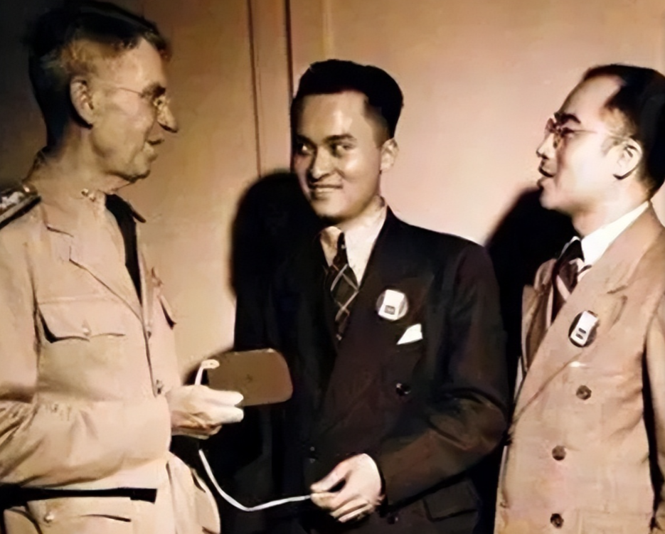 1942年11月，德国潜艇在大西洋发射两枚鱼雷，击沉了一艘英国商船。落水者中有位