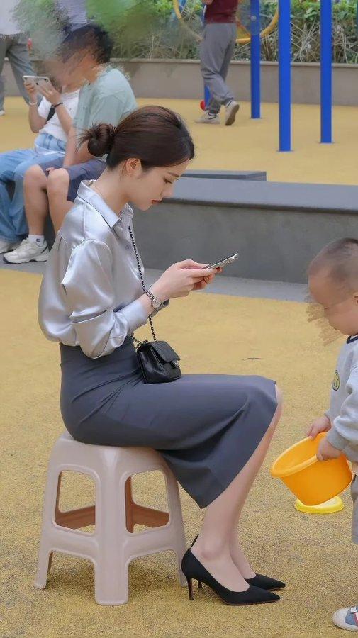幼儿园门口那堆家长里，她往那一站，气质拿捏得死死的。别人拎菜穿睡衣，她就一身基