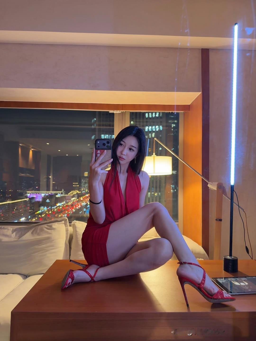 都市夜景下的红裙少女，时尚与优雅的完美结合。大长腿