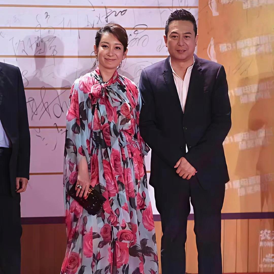 红毯碎花礼服被吐槽翻车：审美本就没有标准答案秦海璐这身红毯碎花礼服引来不少