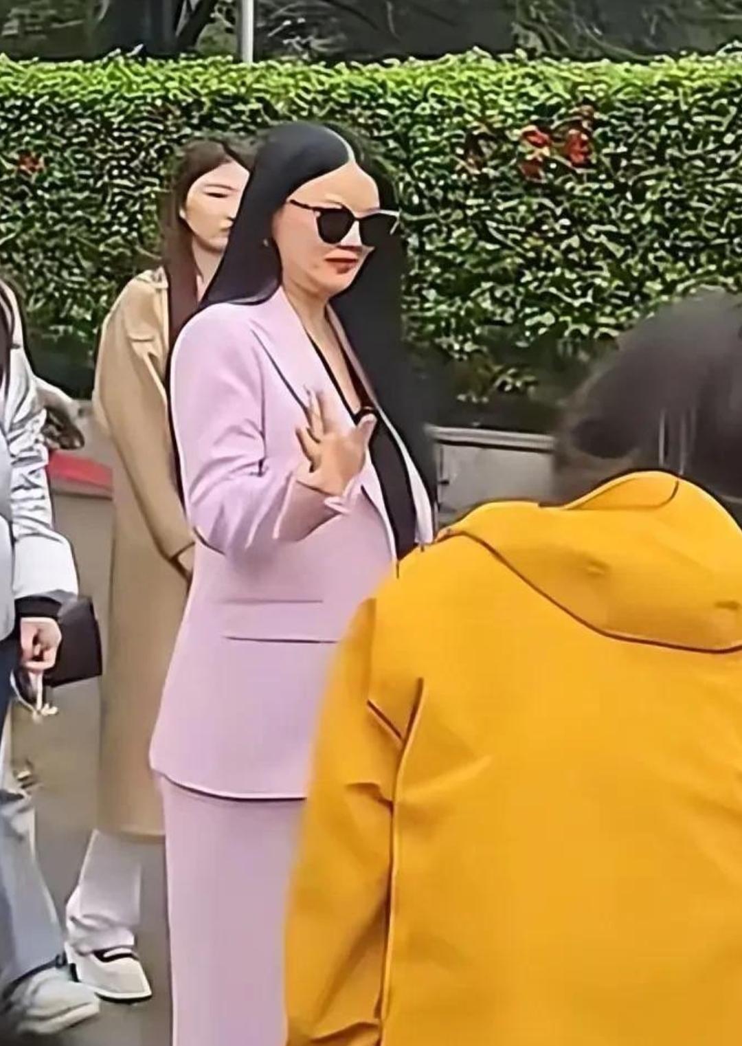 李湘低调现身韶山，看得出她有所收敛，李湘以前上节目，戴块表能顶一套房，在