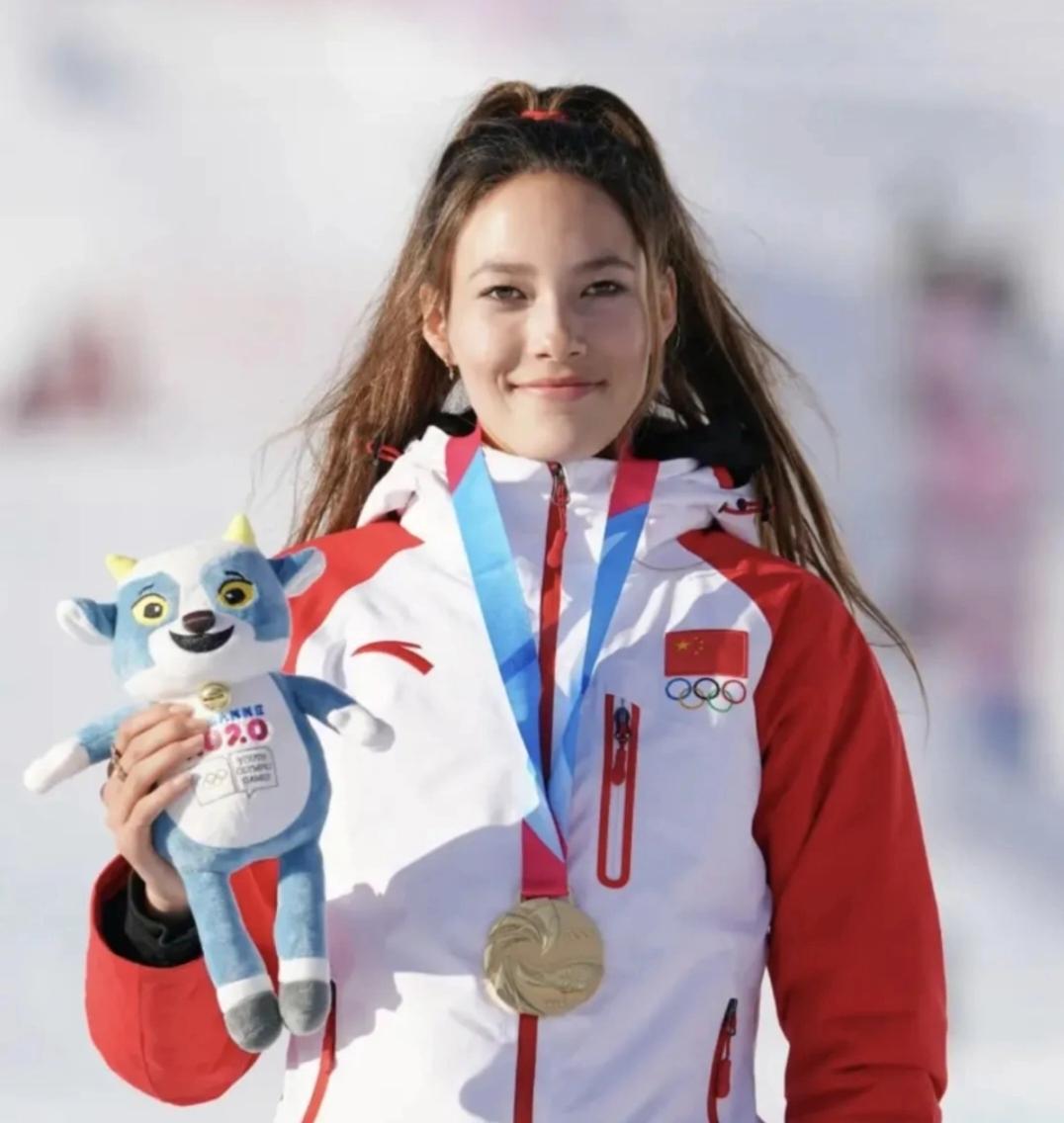 创造历史！恭喜谷爱玲获得米兰冬奥会女子坡面障碍技巧冠军！这是她第三块奥运会金牌！