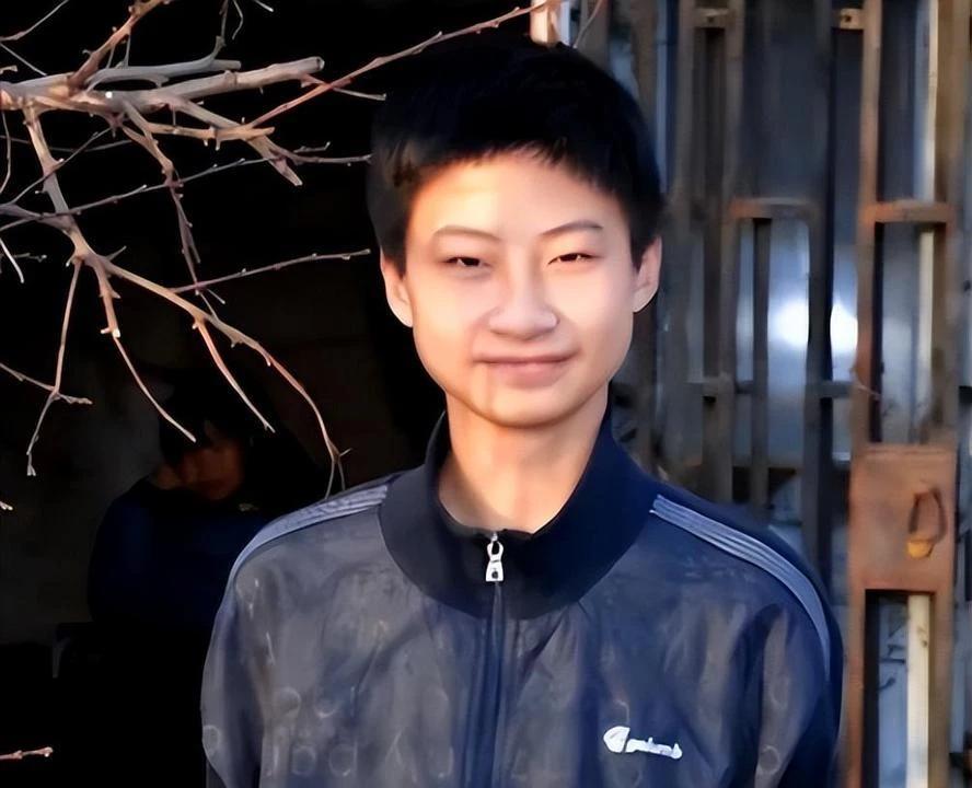出身寒门，手握的似是普通“牌面”，但庞众望却将其打得郑重又漂亮。家庭困苦没有压垮