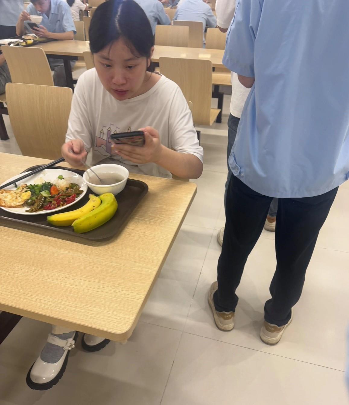 血汗工厂的普通员工餐。