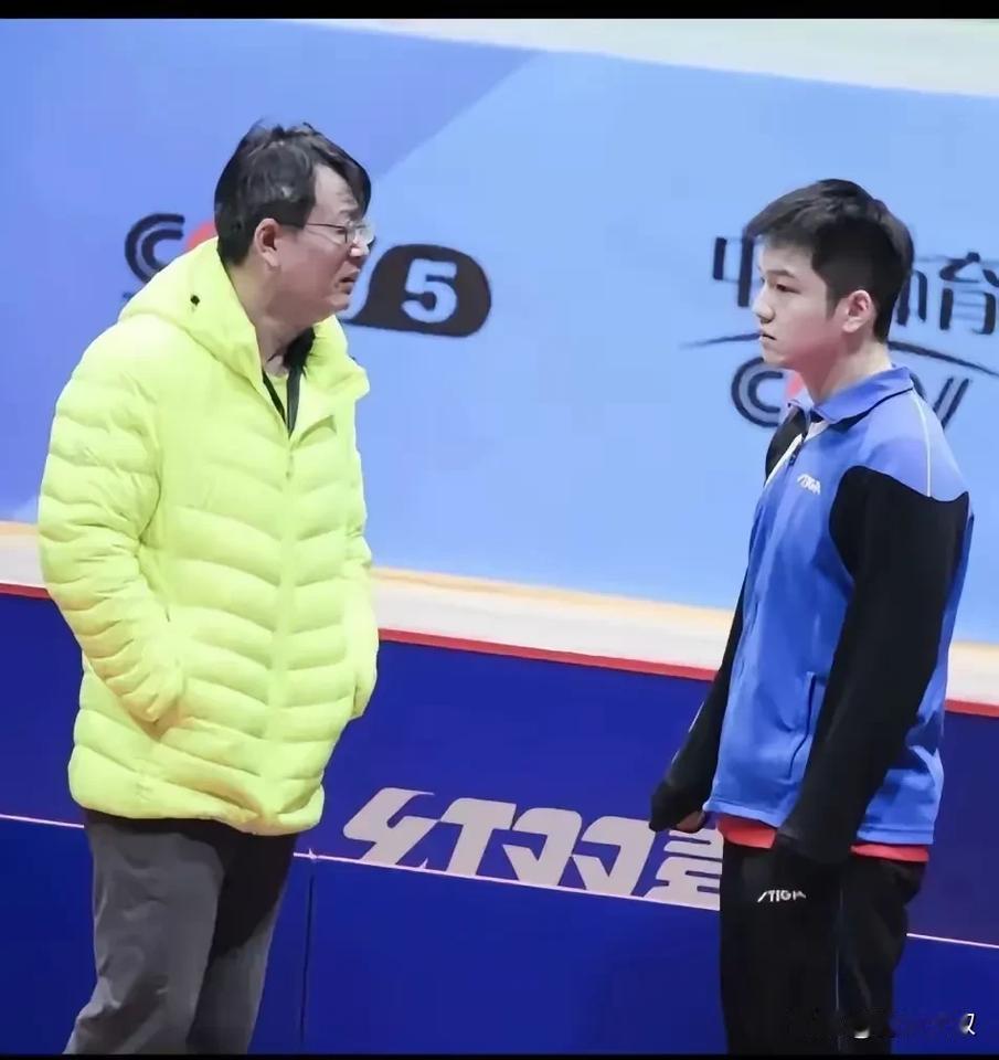 16岁的樊振东输给了张继科。吴敬平见他闷闷不乐！劝导说:小胖，咋了？谁打的