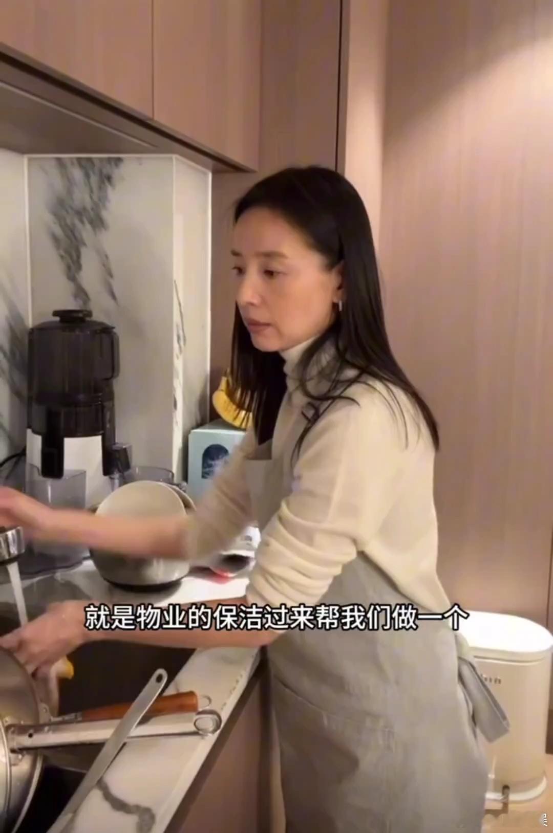 董洁享受做家务