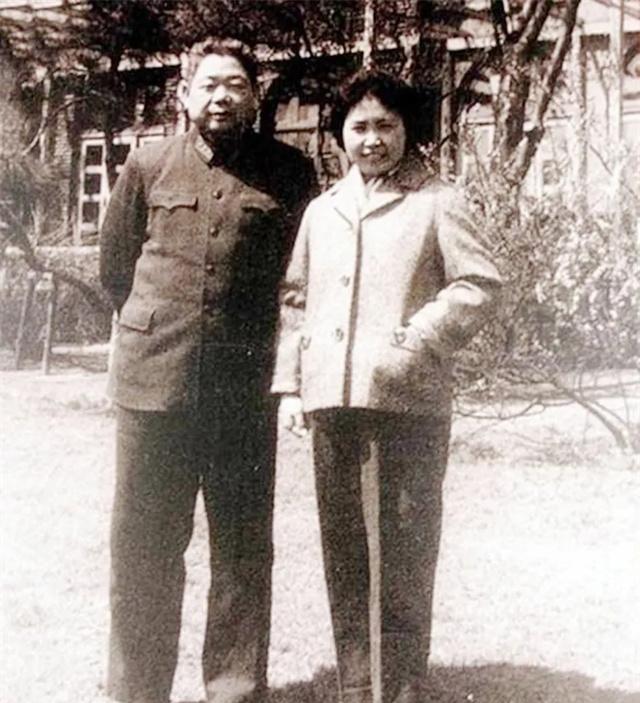 1965年4月，时任沈阳军区司令员陈锡联将军与夫人王璇梅在沈阳时的合影。一张黑