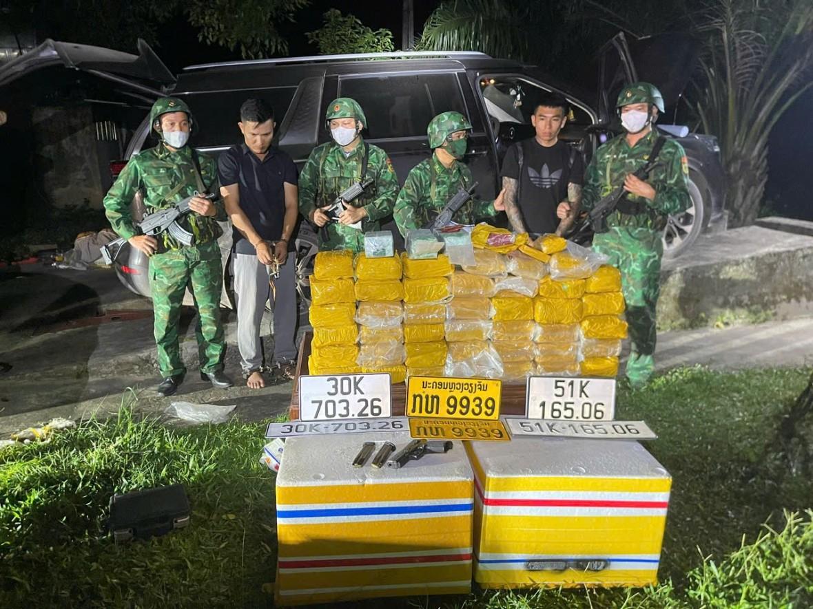 越南河静边防部队逮捕了两名嫌疑人，当时他们正在通过吊桥国际边境口岸将超过45