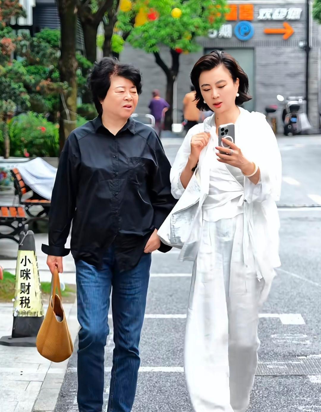 李玲玉和87岁妈妈一起逛街，母女俩状态太好了，基因真的很强大，太抗老了！[比心]
