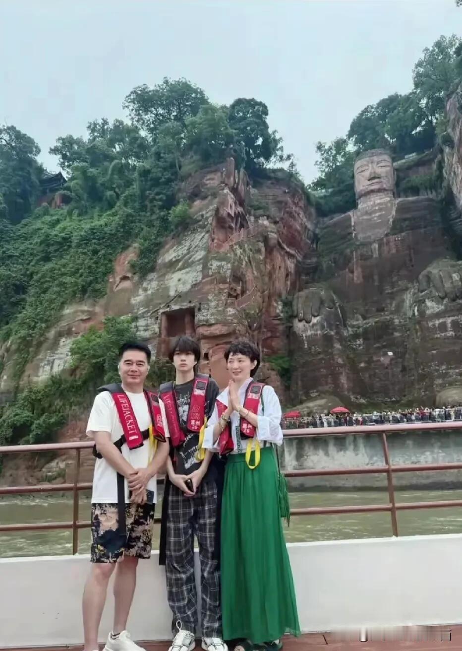 许亚军携妻子张澍和儿子，三个人一起去乐山大佛游玩，他们在游轮上留下了这张合影。