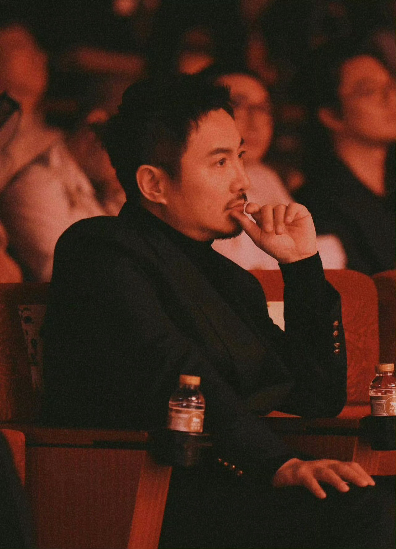 听杨幂沈腾唠嗑太有意思了每次看到他们同框闲聊，都会惊叹于优秀演员即兴发挥的能力