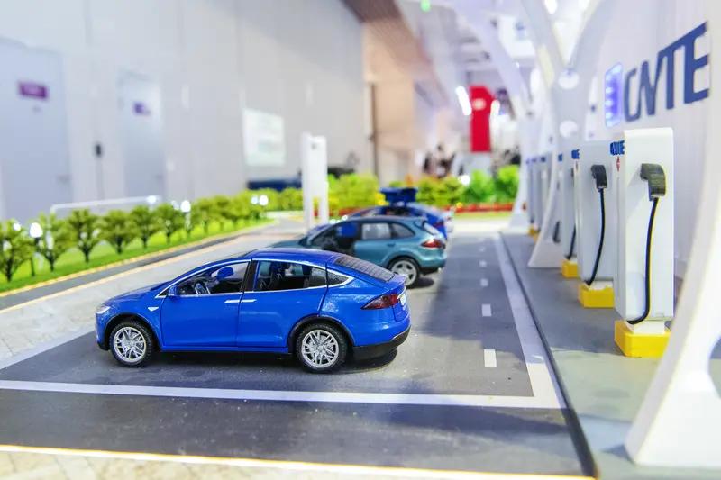 五年后燃油车不会被淘汰。从政策看，全球主要地区“禁售”新燃油车有缓冲期，中国超3