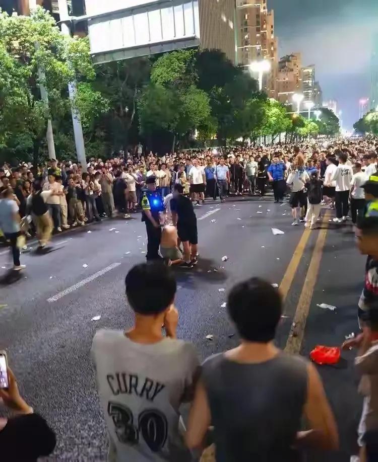 方言不要乱说，会被误会进派出所。南昌一大哥，晚上光个膀子，手上拿着一把折扇，找
