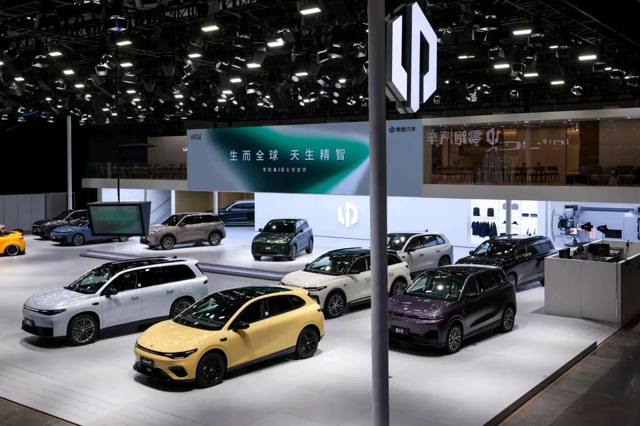 今天广州车展开幕，有龙珠迷发现在车展上竟然藏着一个“波波先生”，原来是零跑这次首