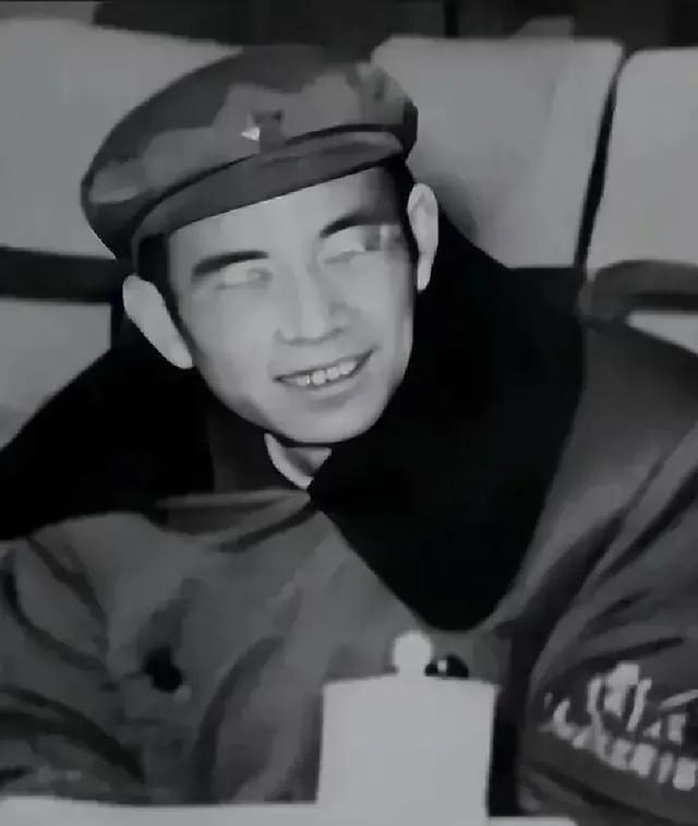 在历史的尘埃中，一些人物的命运往往牵动着时代的脉搏。1982年，一位理论界的老将