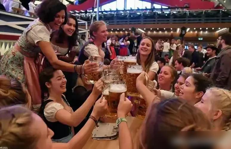 德国人发明了啤酒，中国人发明了油炸花生；日本人发明了一番榨，德国人发明了啤酒